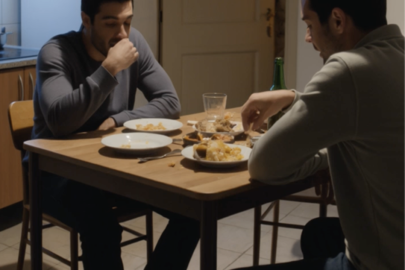 — Non lavoro giorno e notte perché i tuoi amici possano vivere alle nostre spalle, — disse la moglie indignata.